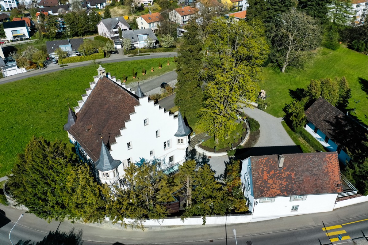 Luftaufnahme der gesamten Schlossanlage Römerburg in Kreuzlingen