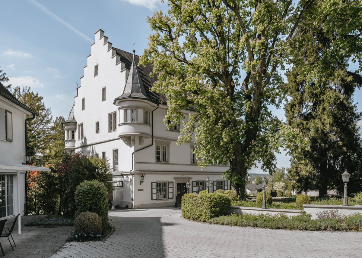 Schloss Römerburg – Innenhof mit Turm und Auffahrt