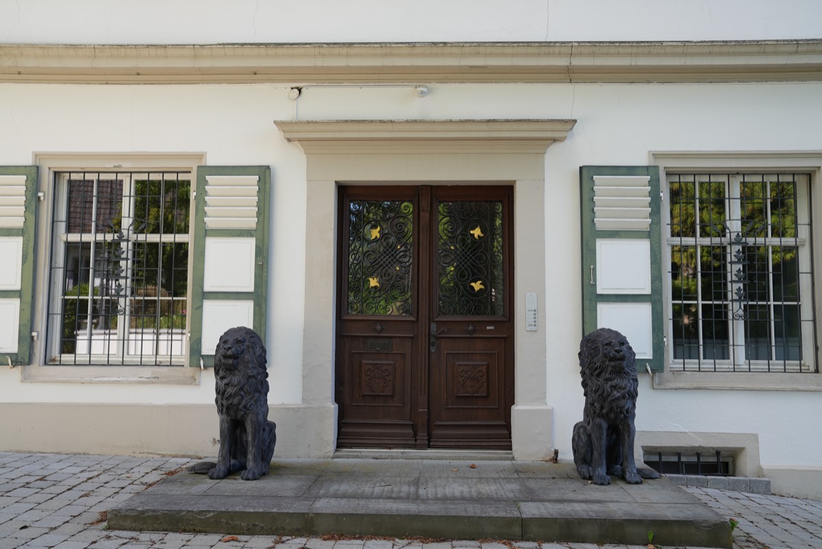 Eingangsportal des Schlosses, flankiert von zwei Löwenskulpturen