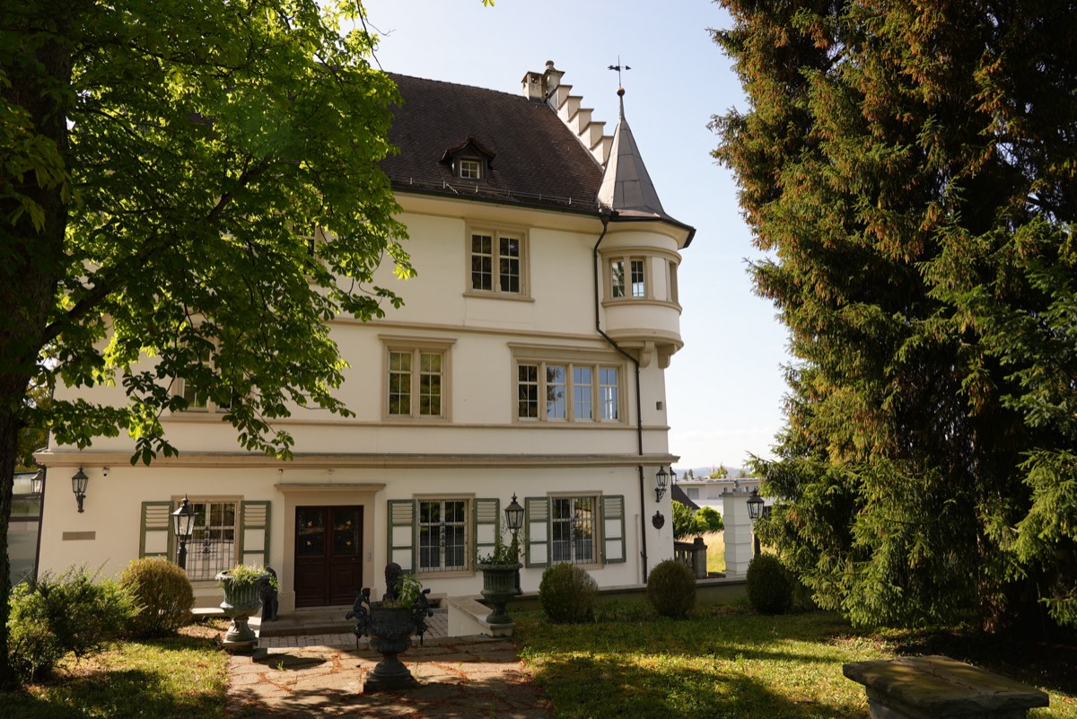 Schloss Römerburg – Fassade mit Turm und Garten