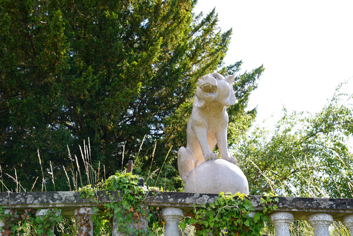 Steinerne Löwenskulptur auf der Balustrade des Schlossgartens