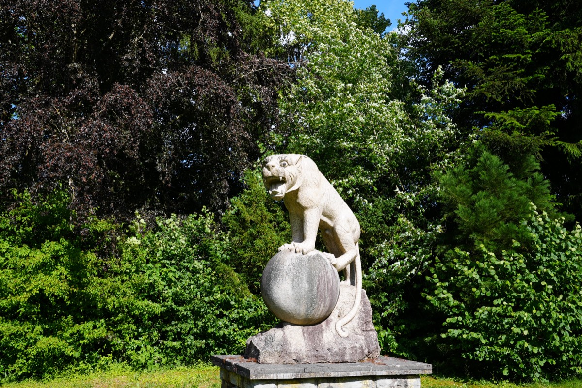 Steinerne Löwenskulptur auf einer Kugel – Wächter des Anwesens