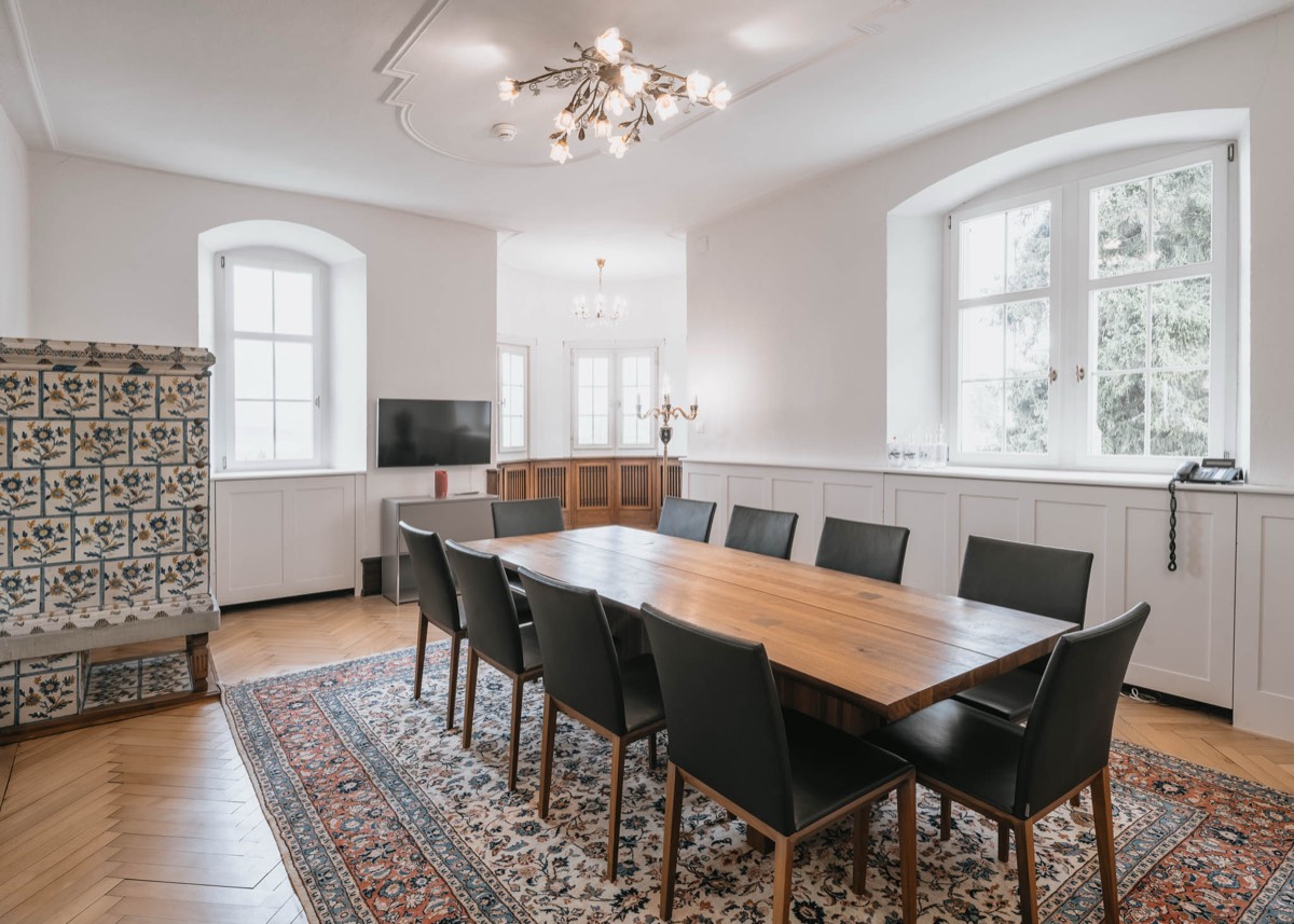 Meetingraum mit langem Holztisch und Lederstühlen