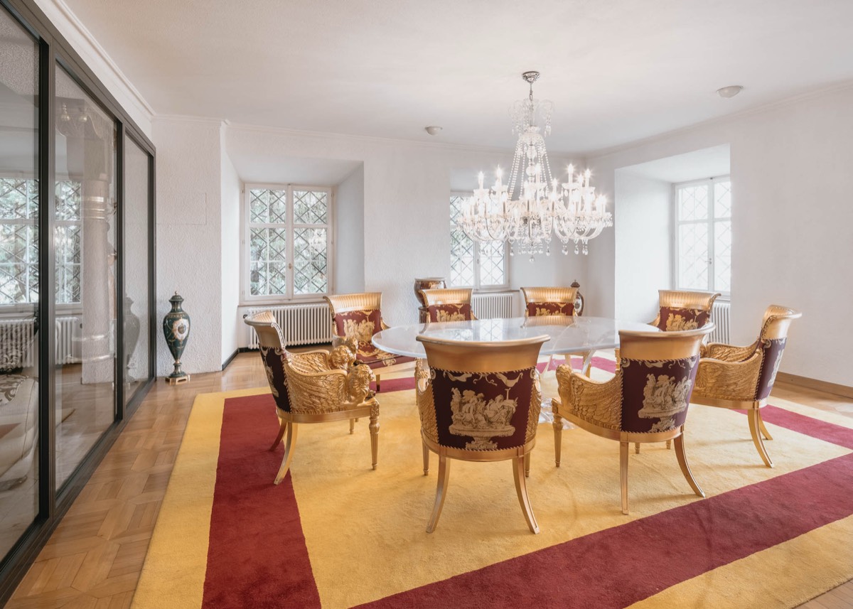 Konferenzraum mit goldenen Barockstühlen und Kristall-Lüster
